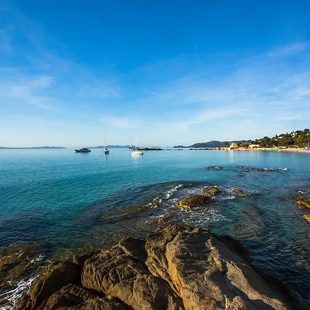 T2 Confort Proche Plage, Climatisation, Parking Inclus * Le Lavandou